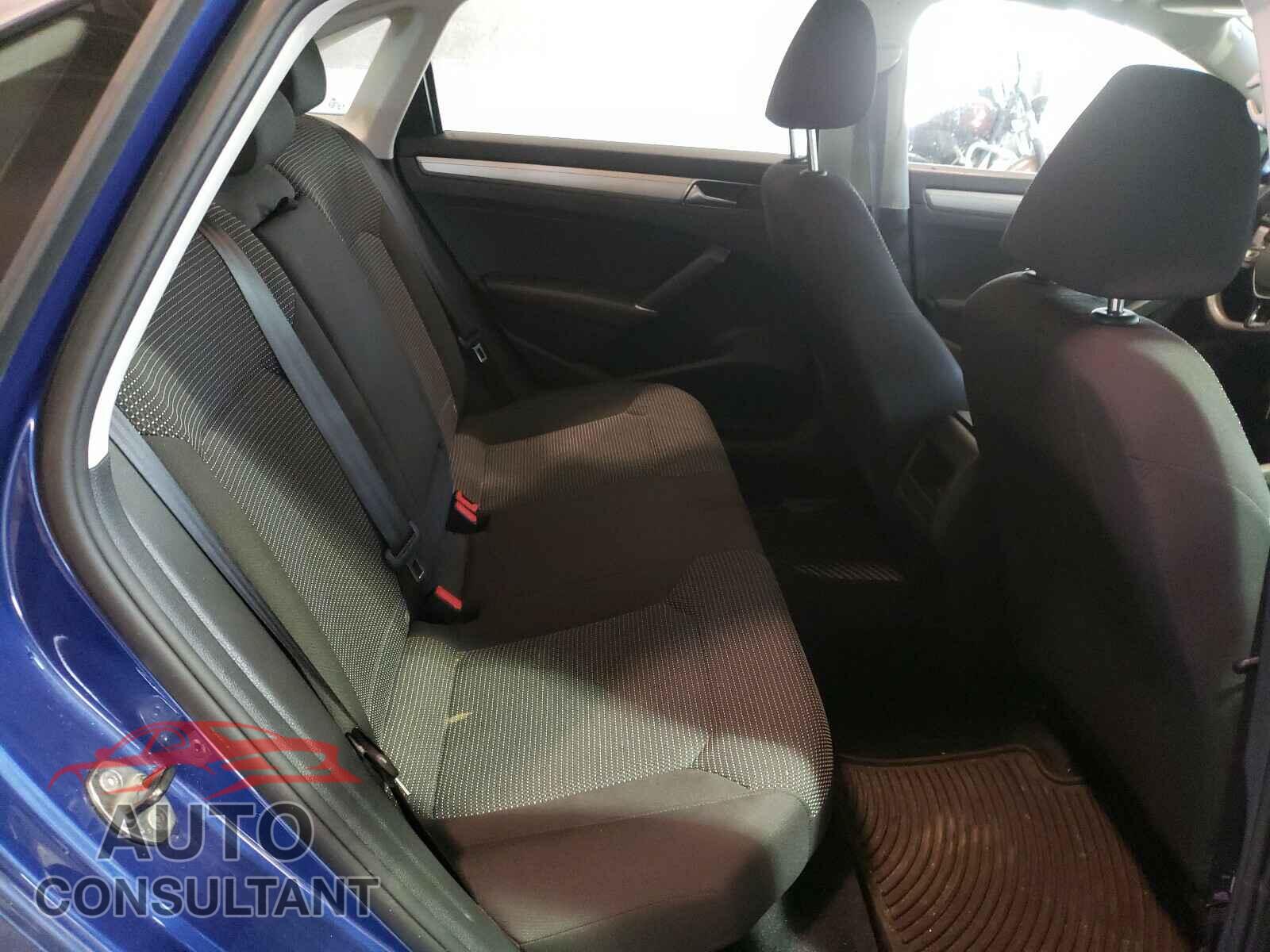 VOLKSWAGEN PASSAT 2017 - 1VWAT7A34HC054843