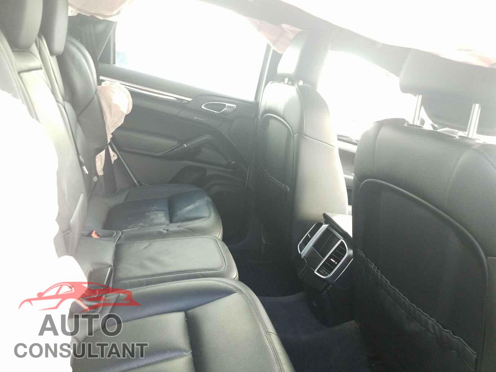 PORSCHE CAYENNE 2018 - WP1AA2A26JKA02885