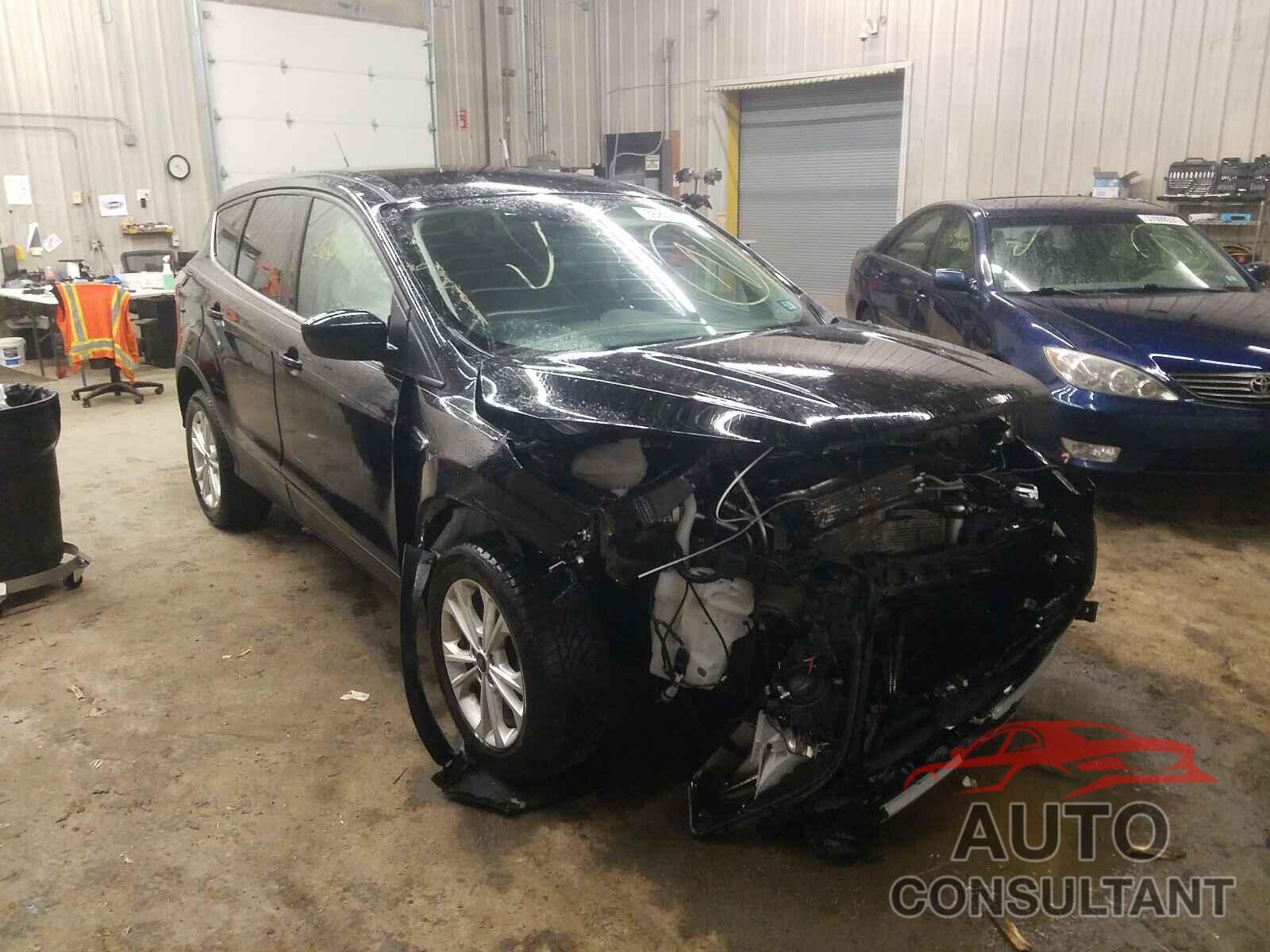 FORD ESCAPE 2017 - 1FMCU9GD3HUC70287