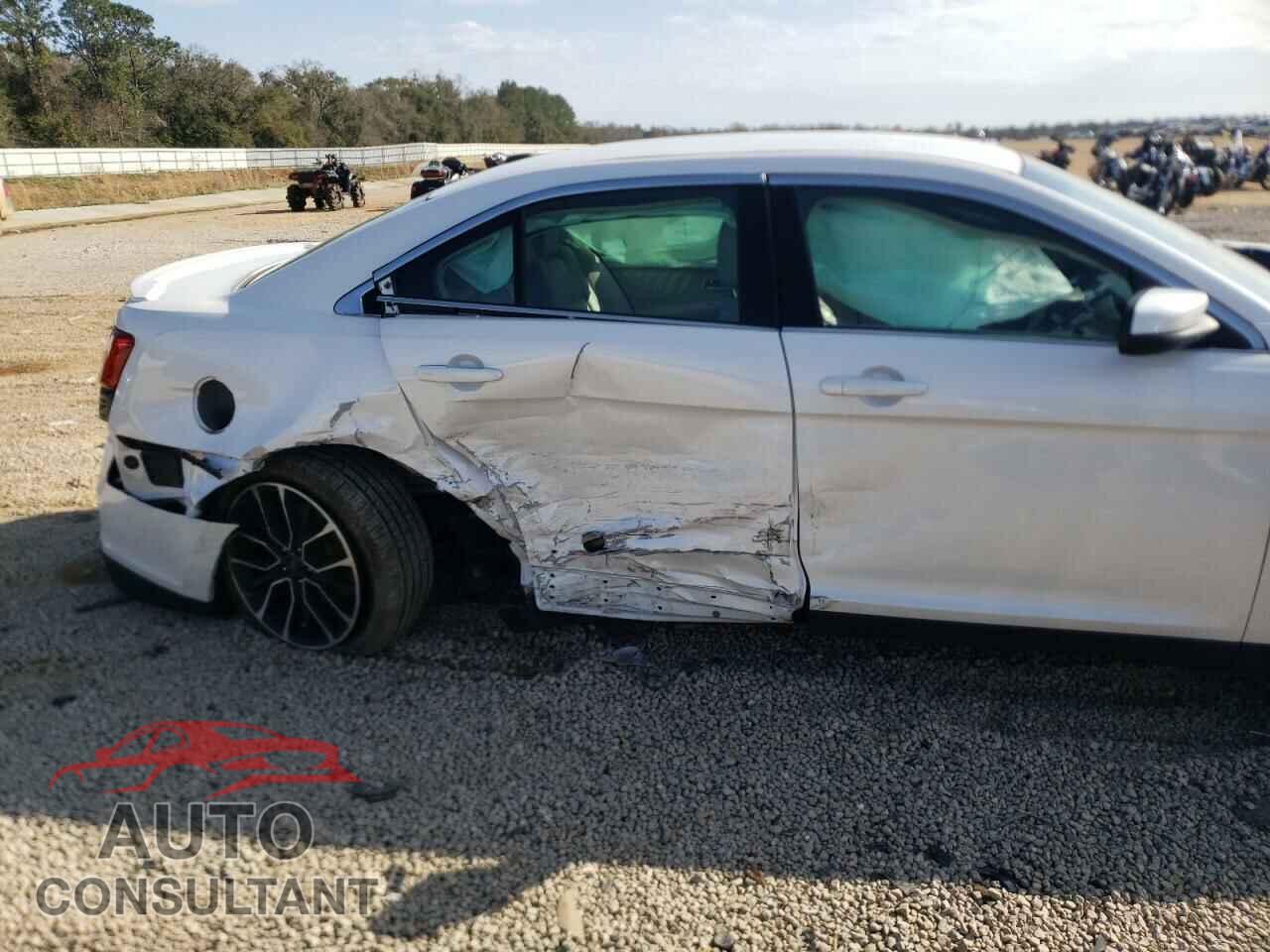 FORD TAURUS 2018 - 1FAHP2E80JG118217