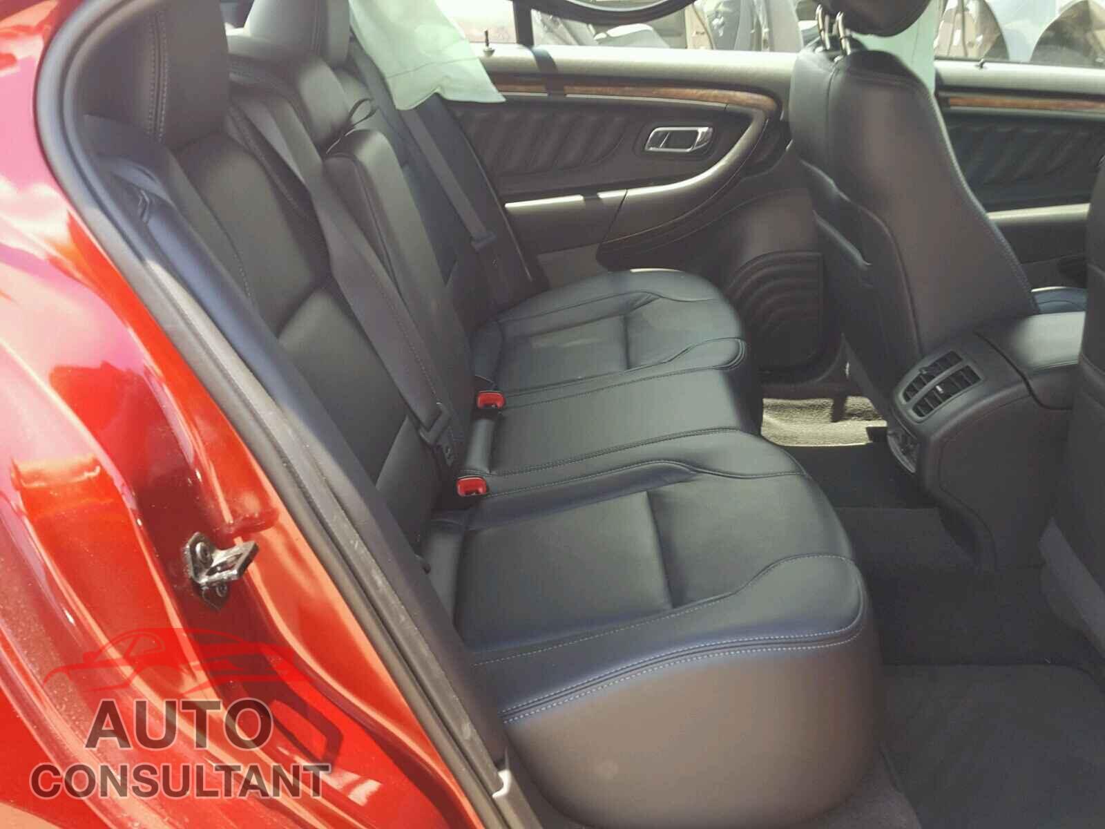 FORD TAURUS 2018 - 1FAHP2F88JG109375