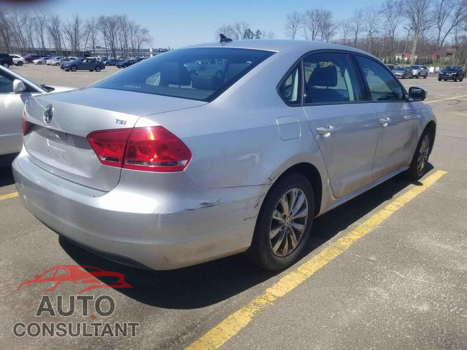 VOLKSWAGEN PASSAT 2015 - 1VWAT7A38FC016948