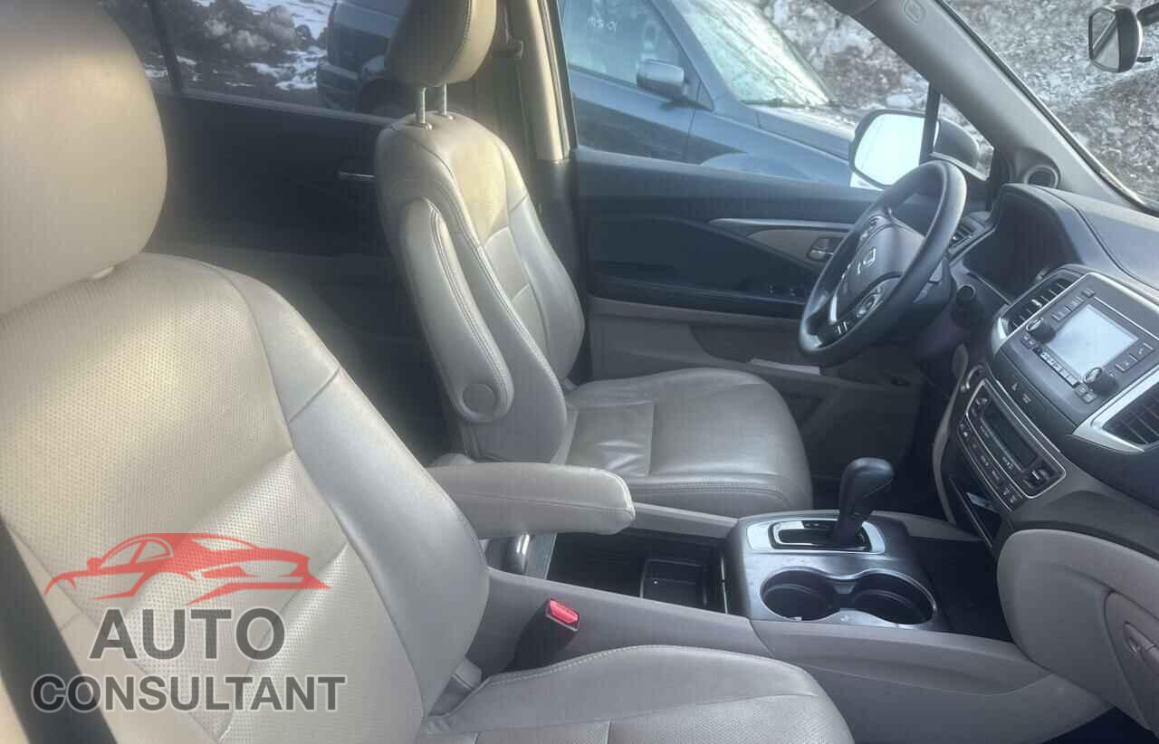 HONDA PILOT 2016 - 5FNYF6H18GB023040