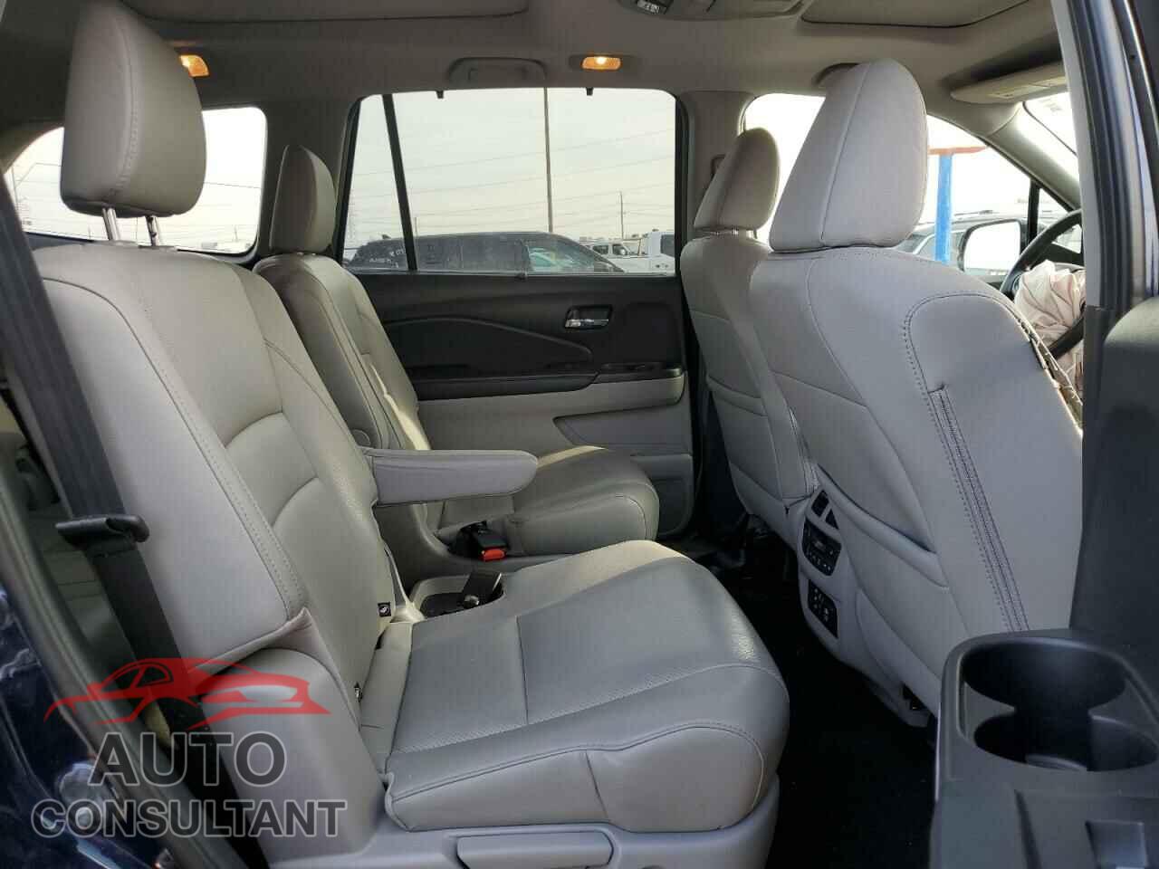 HONDA PILOT 2017 - 5FNYF6H06HB100609