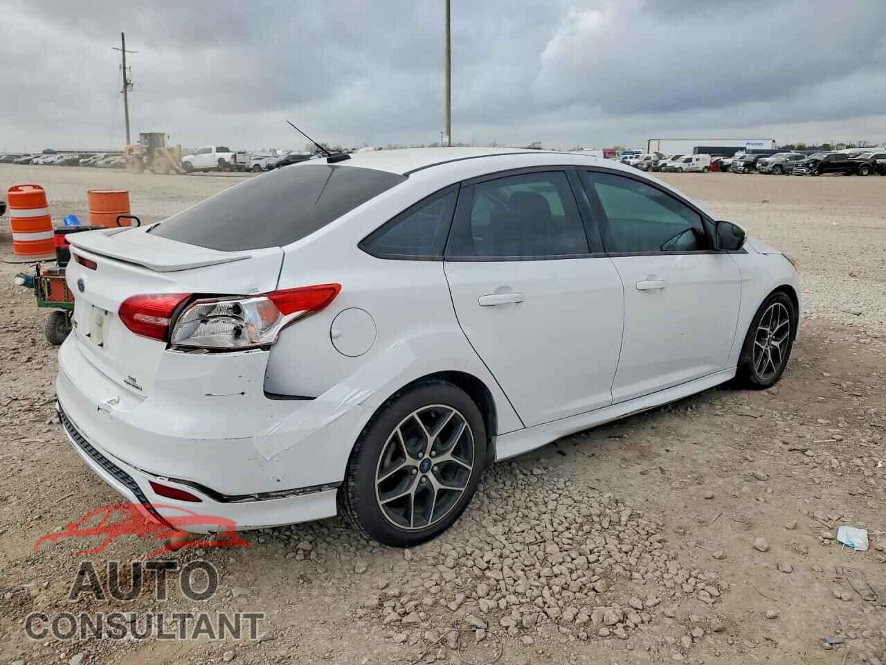 FORD FOCUS 2015 - 1FADP3F22FL313555