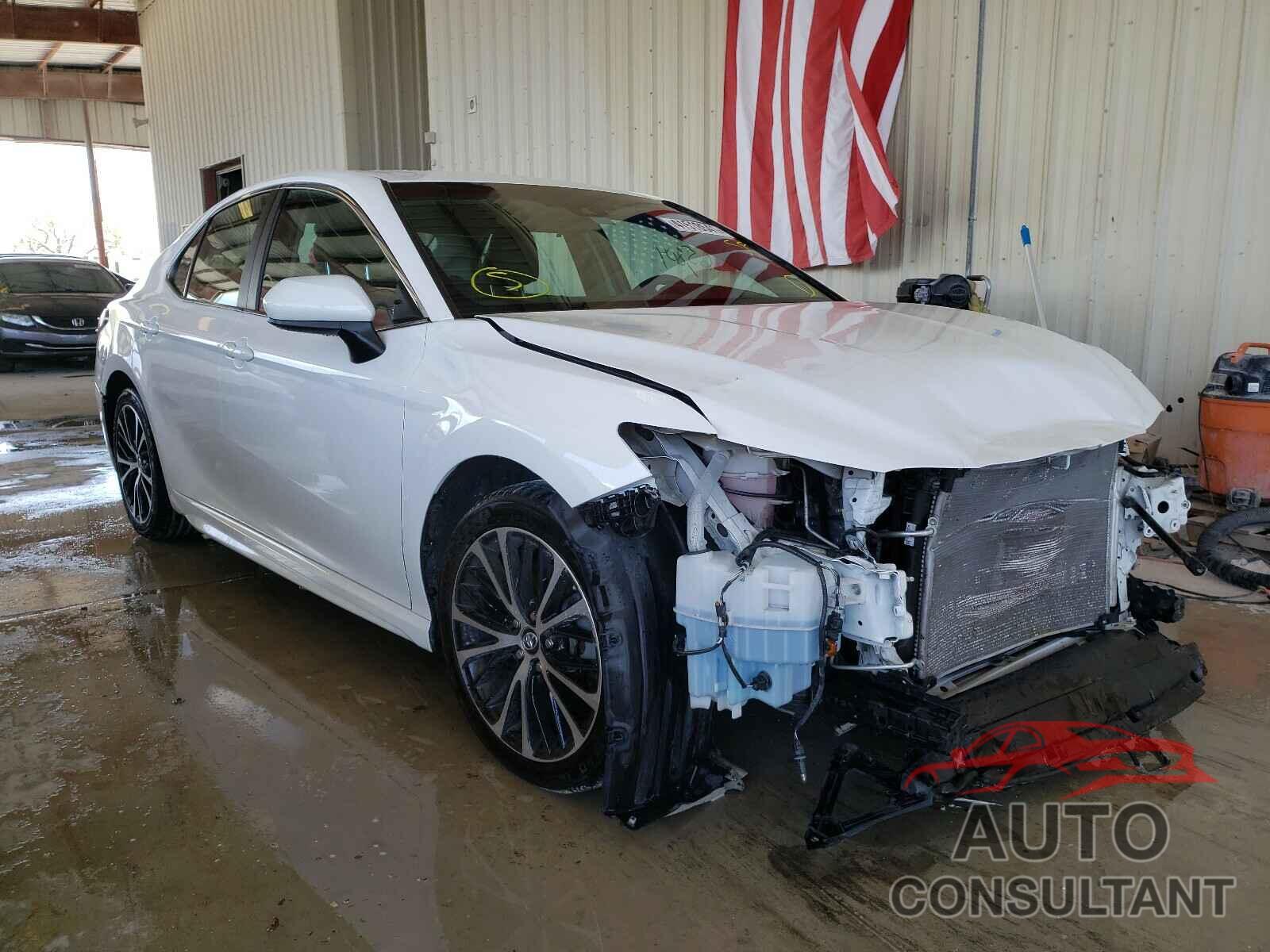 TOYOTA CAMRY 2018 - 4T1B11HK2JU134130