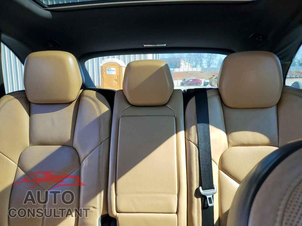 PORSCHE CAYENNE 2016 - WP1AA2A21GKA15097