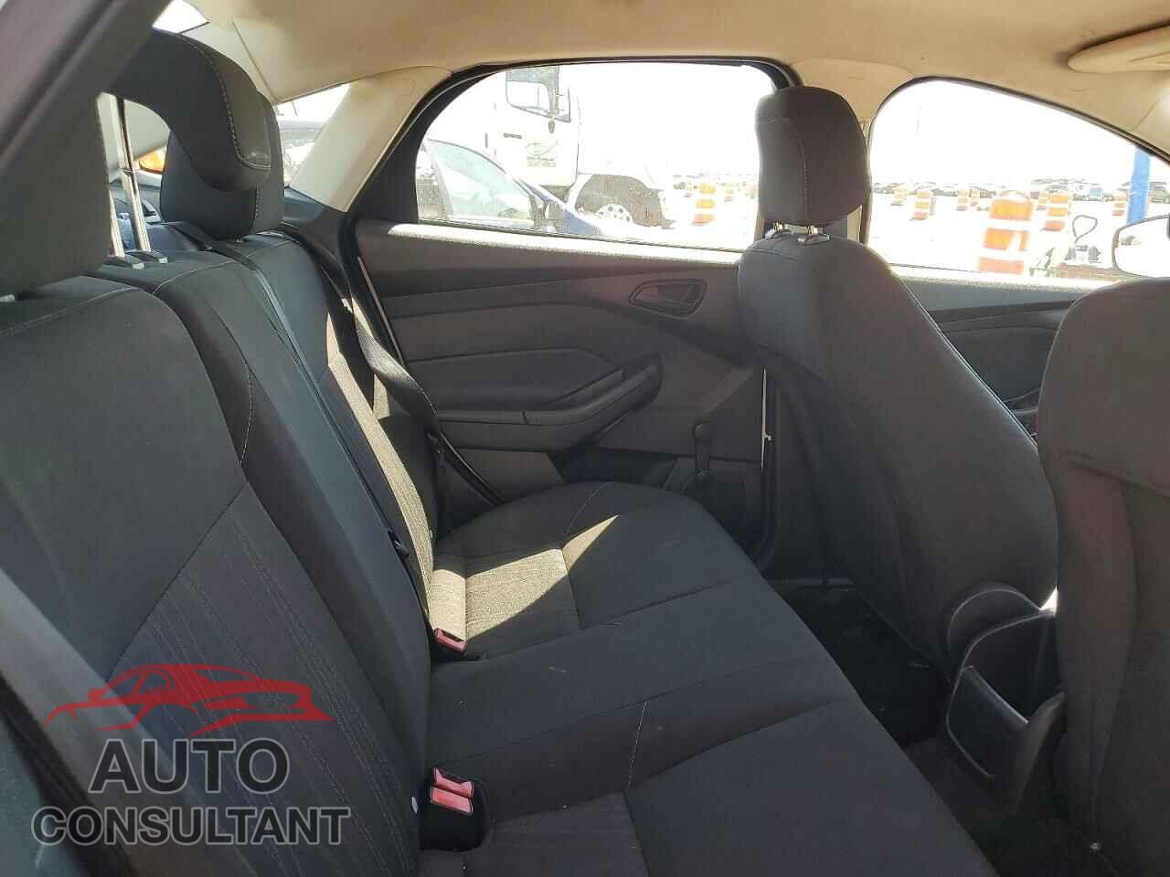 FORD FOCUS 2015 - 1FADP3E22FL230970