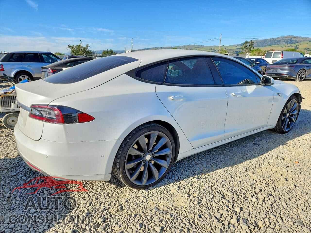 TESLA MODEL S 2015 - 5YJSA1E11FF115133
