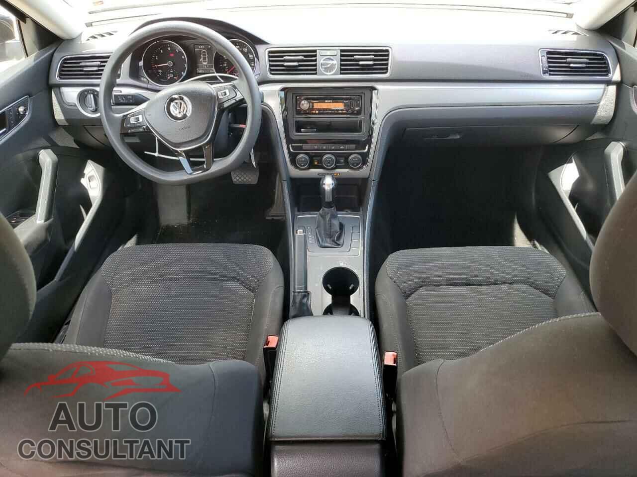 VOLKSWAGEN PASSAT 2017 - 1VWAT7A39HC074943