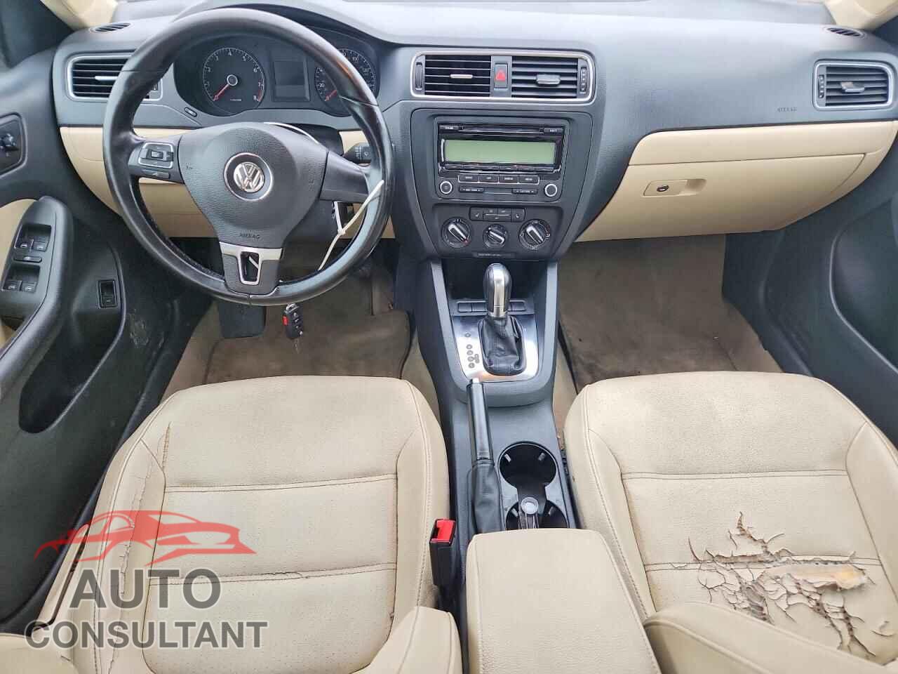 VOLKSWAGEN JETTA 2011 - 3VWDX7AJ8BM330107