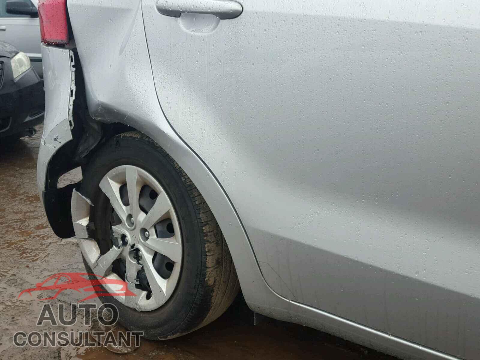KIA RIO 2015 - KNADM5A3XF6423165