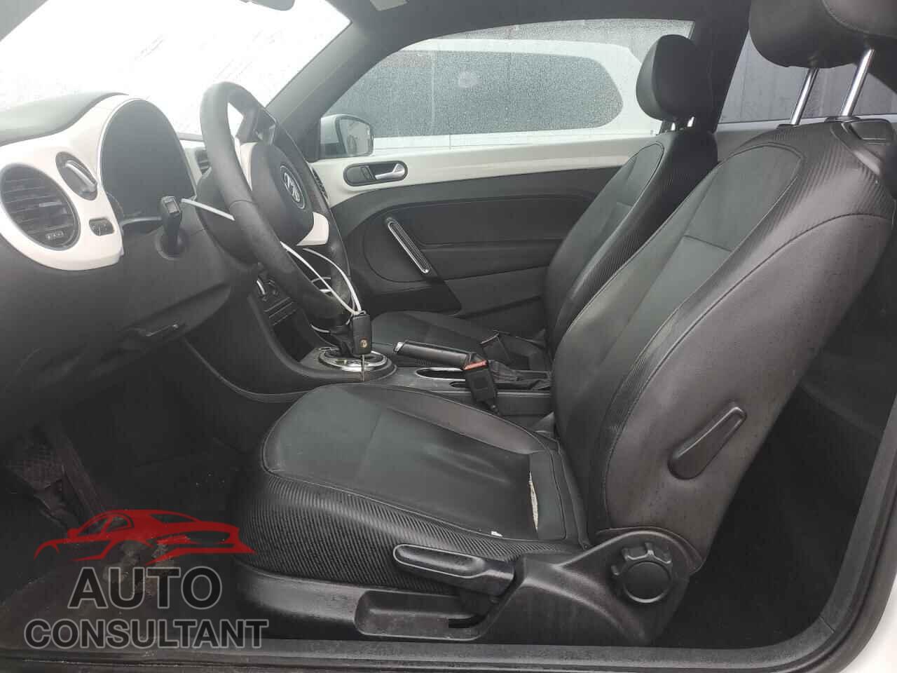 VOLKSWAGEN BEETLE 2013 - 3VWJP7AT8DM605840