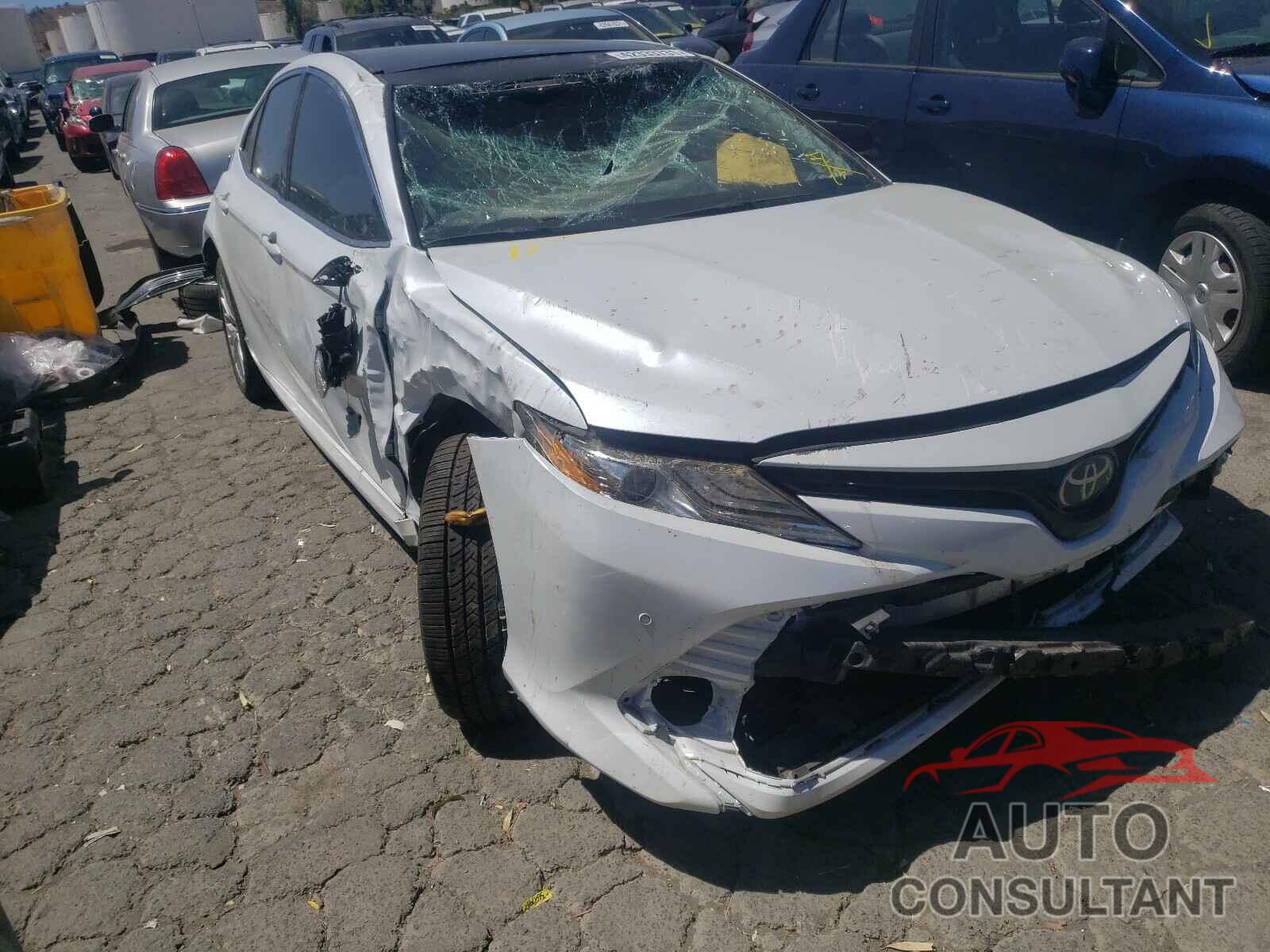 TOYOTA CAMRY 2018 - 4T1B11HK1JU095689