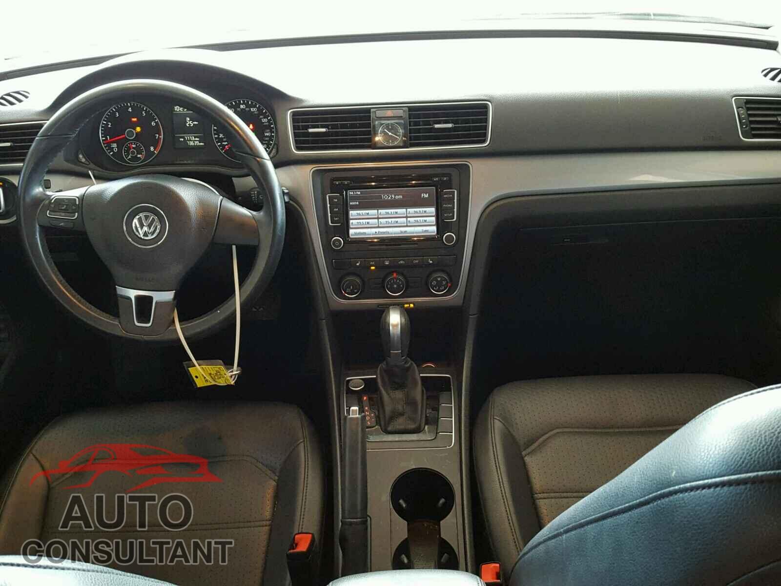 VOLKSWAGEN PASSAT 2015 - 1VWAT7A30FC082183
