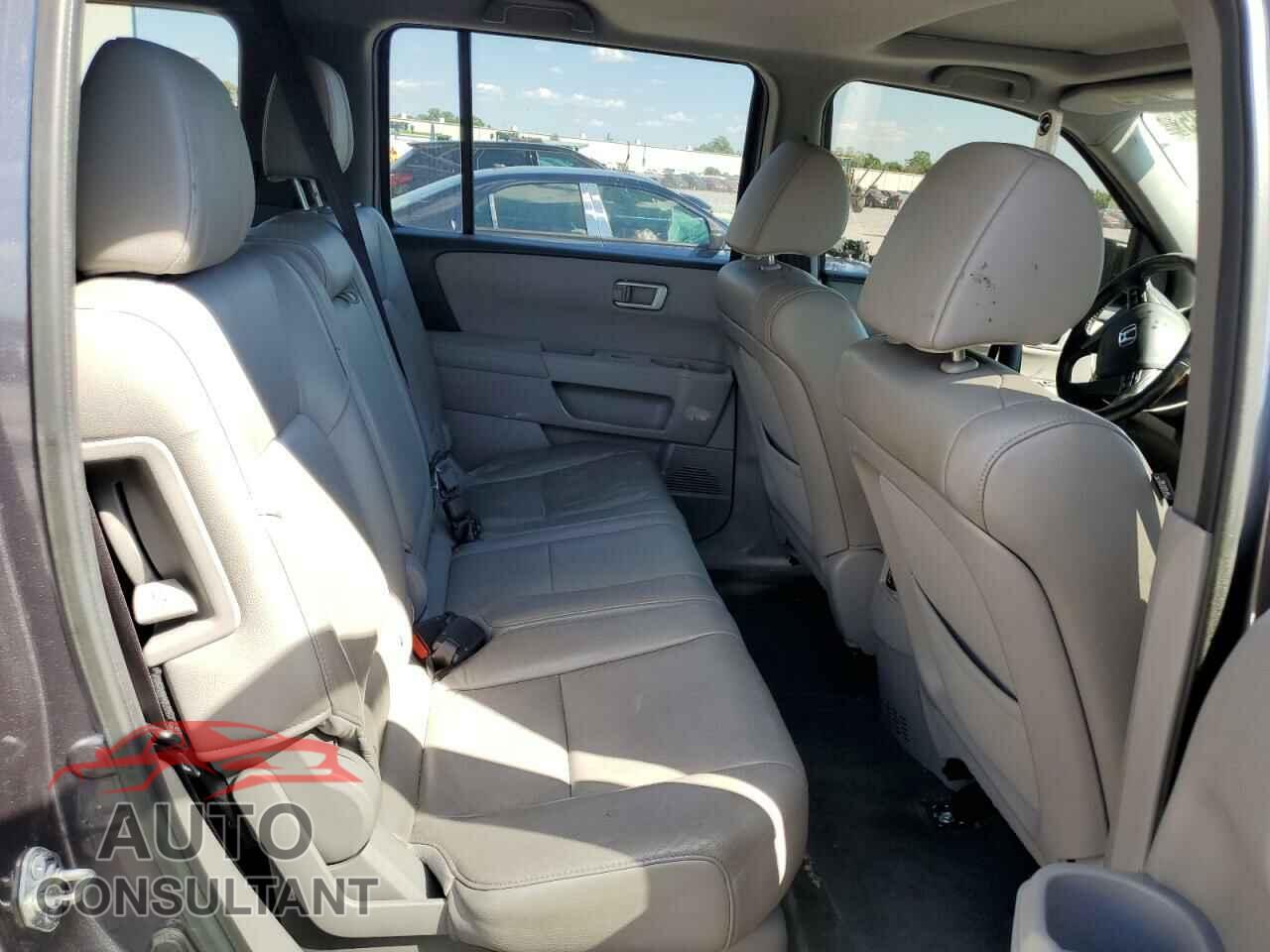 HONDA PILOT 2015 - 5FNYF4H50FB035821