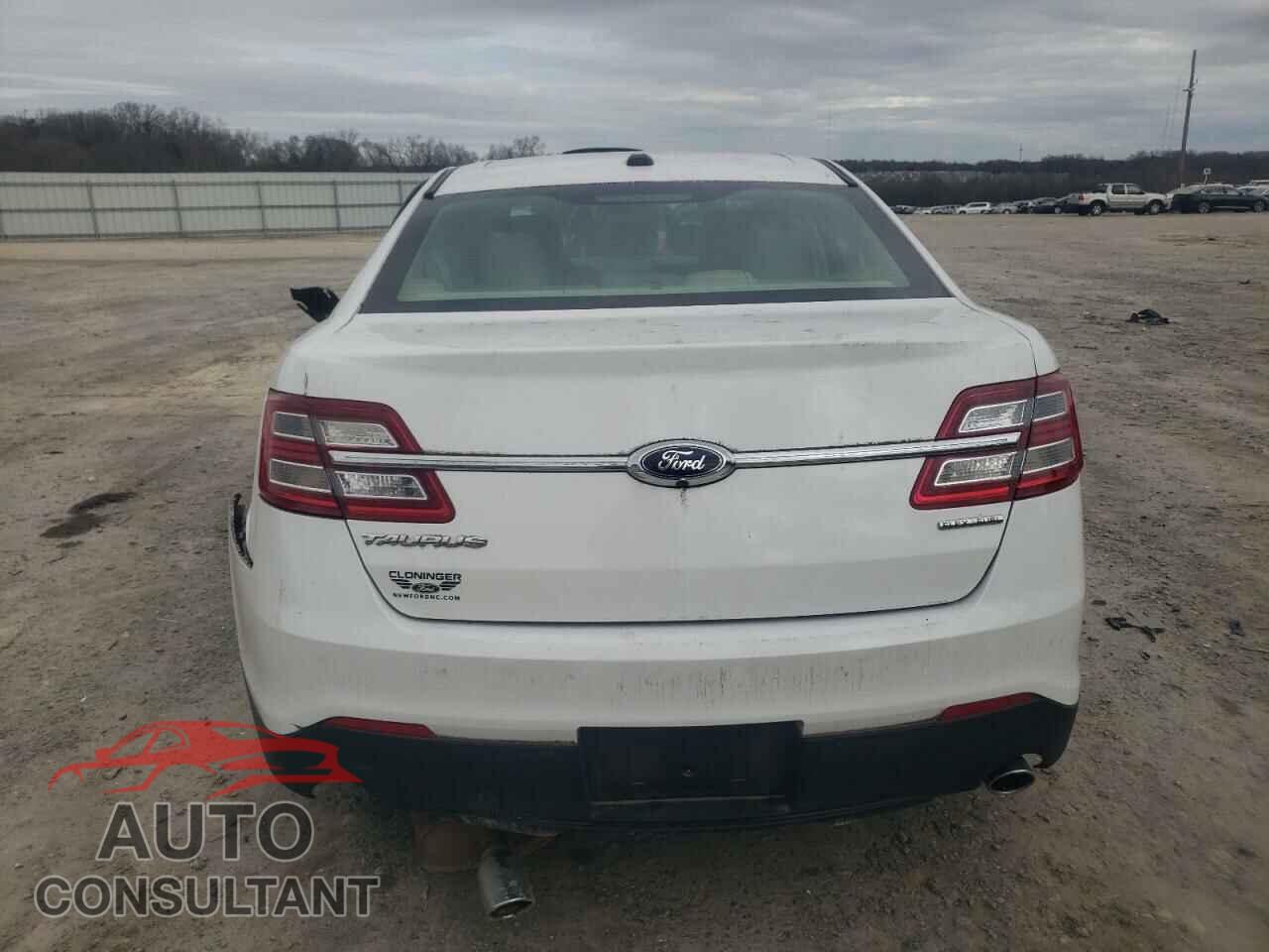 FORD TAURUS 2018 - 1FAHP2D8XJG108697