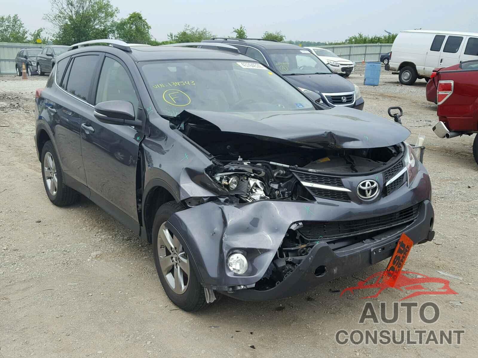 TOYOTA RAV4 XLE 2015 - JTMRFREV4FD134543