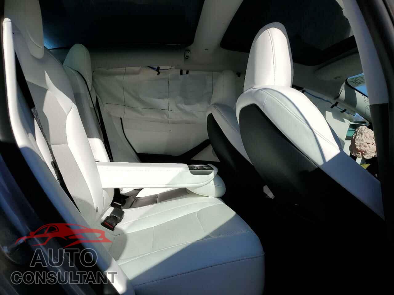 TESLA MODEL 3 2024 - 5YJ3E1EA3RF870703