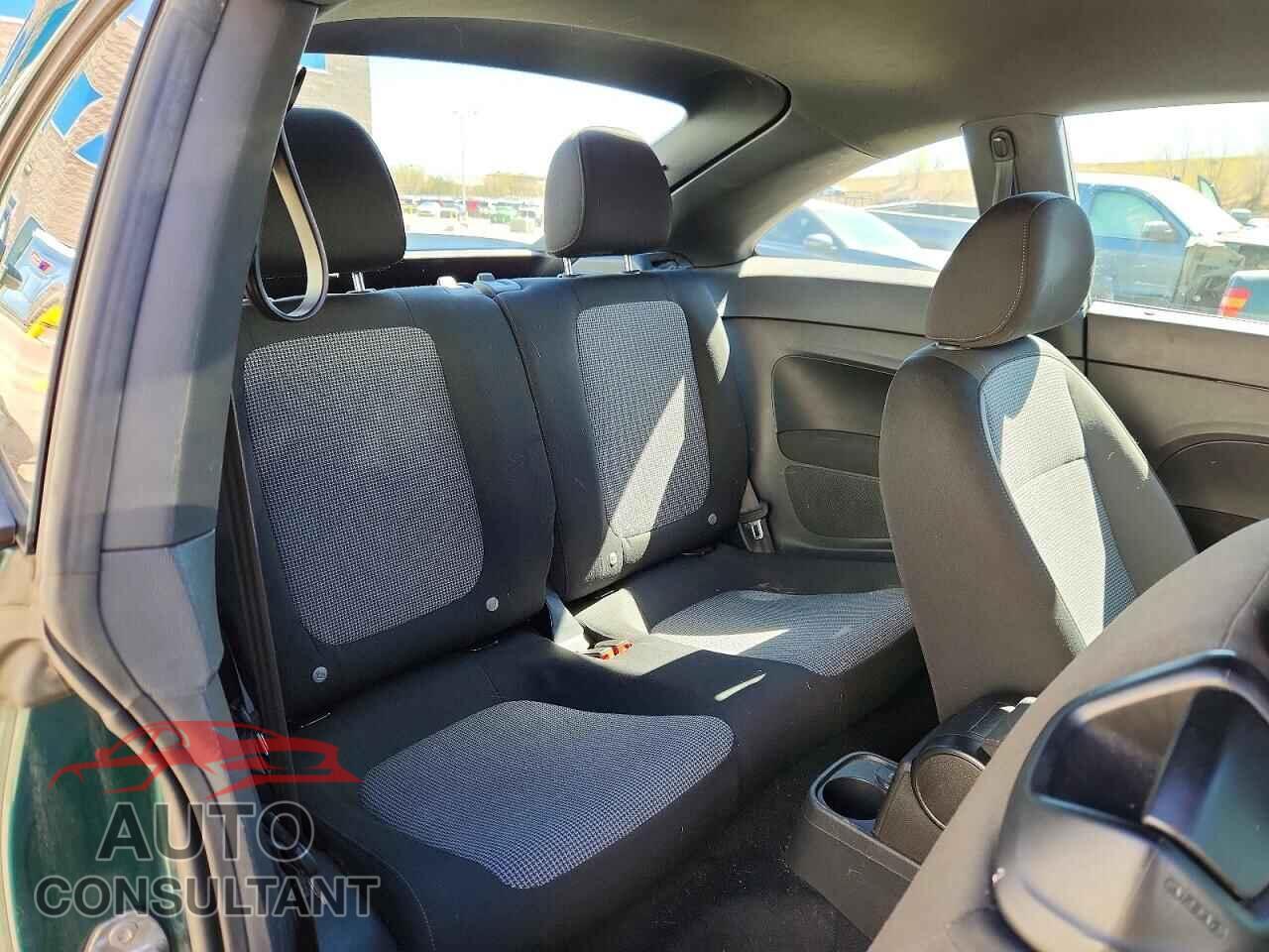 VOLKSWAGEN BEETLE 2017 - 3VWF17AT8HM609867