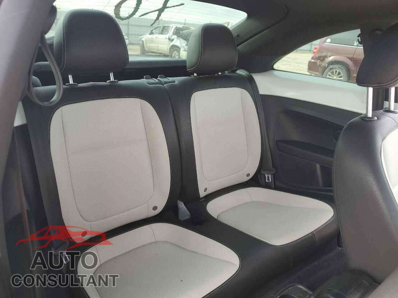 VOLKSWAGEN BEETLE 2019 - 3VWJD7AT5KM710180