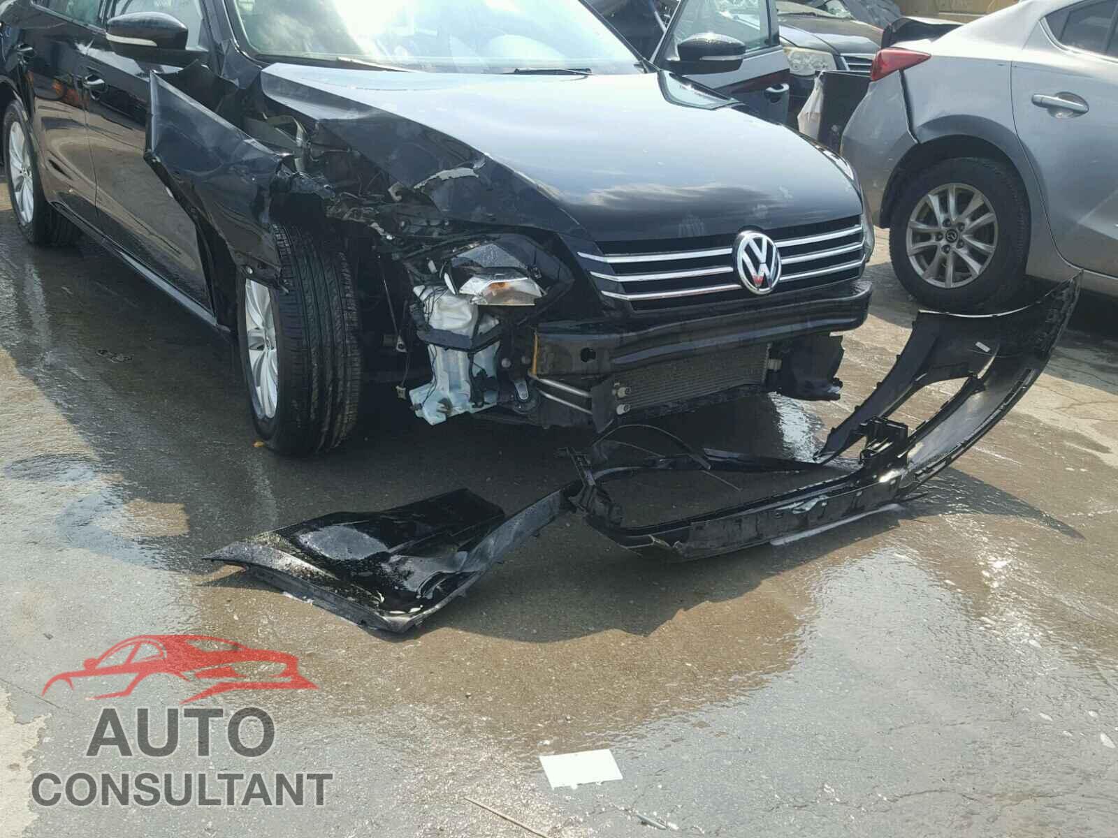 VOLKSWAGEN PASSAT 2015 - 1VWAT7A34FC038610
