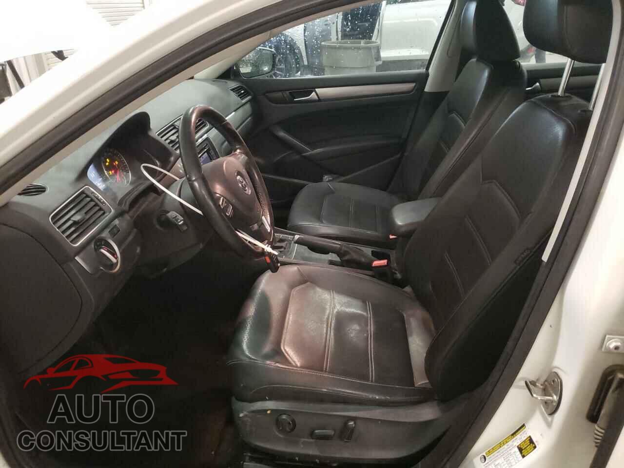 VOLKSWAGEN PASSAT 2015 - 1VWAT7A35FC112116