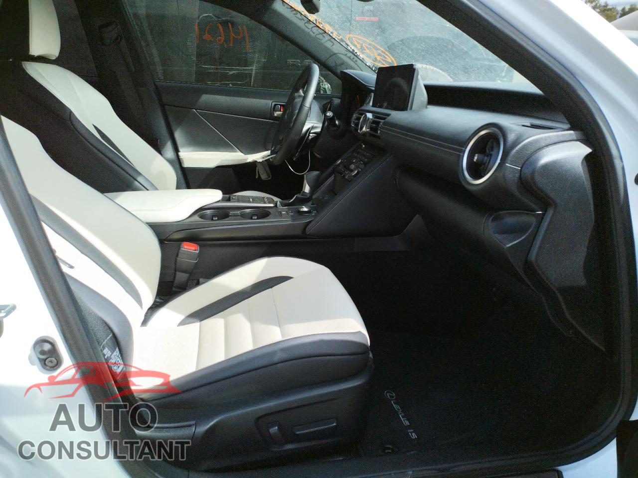 LEXUS IS 2021 - JTHGZ1B2XM5038352