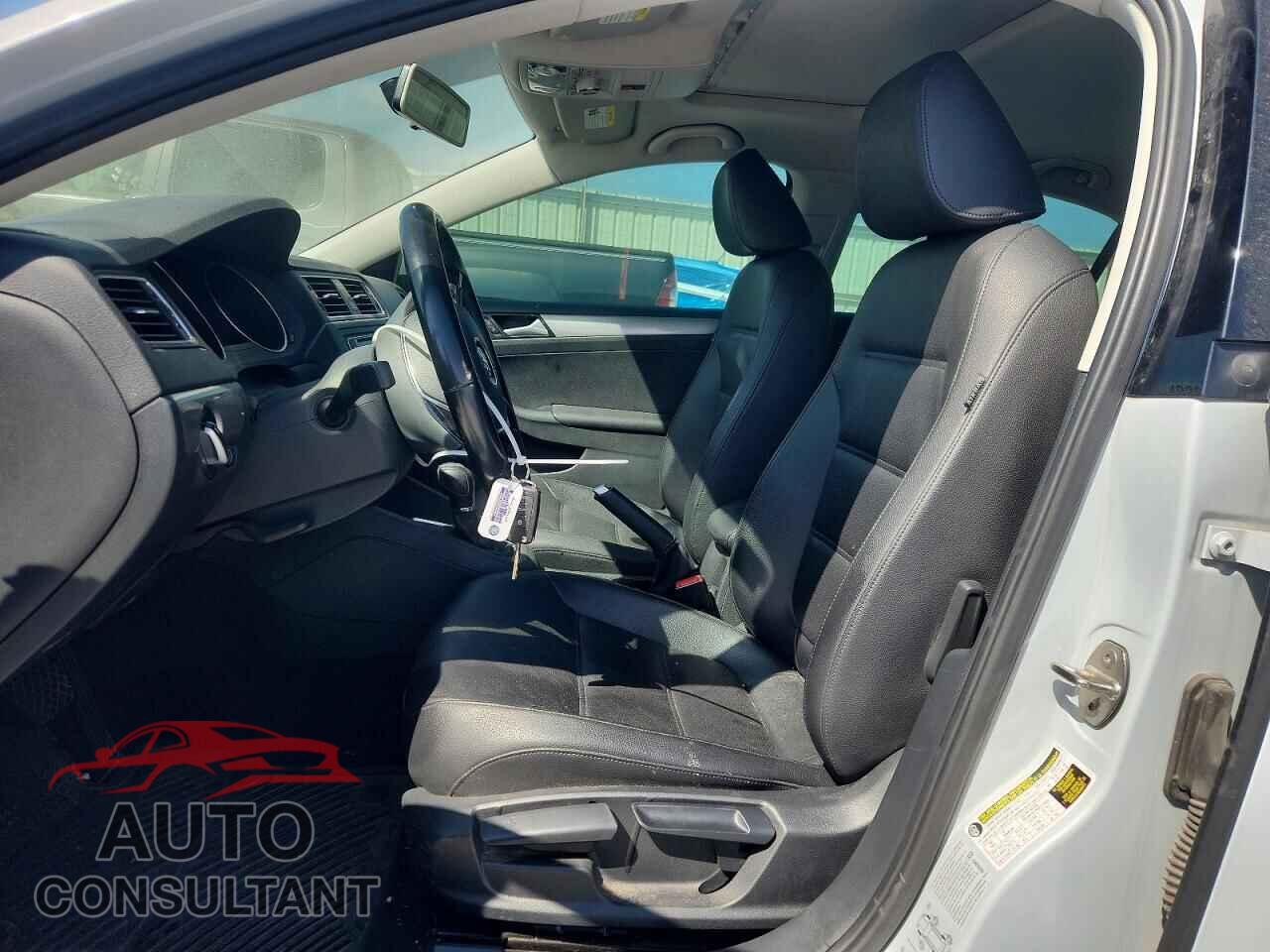 VOLKSWAGEN JETTA 2017 - 3VWDB7AJ0HM412100