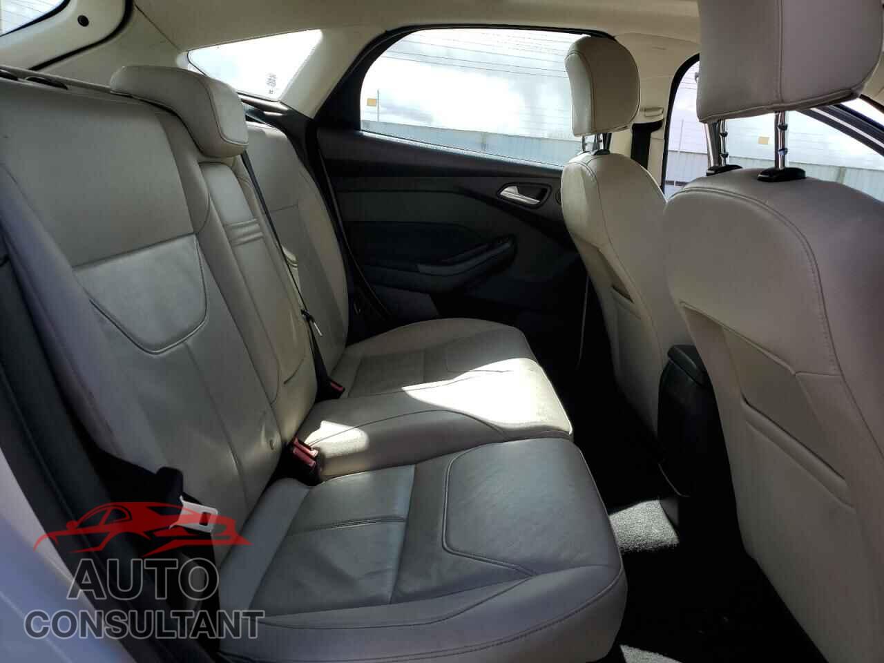 FORD FOCUS 2015 - 1FADP3N25FL211247