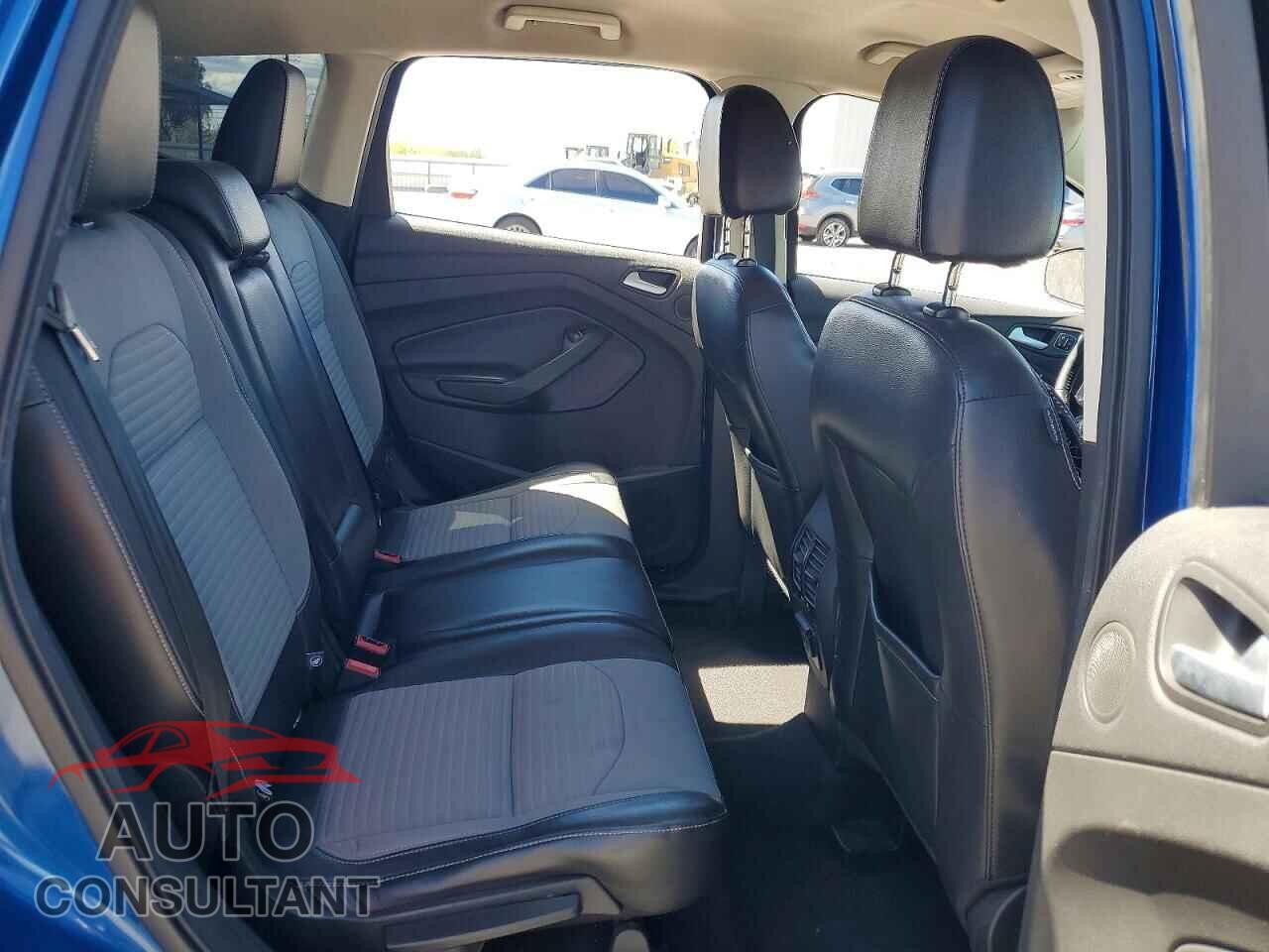 FORD ESCAPE 2017 - 1FMCU0J94HUD77154
