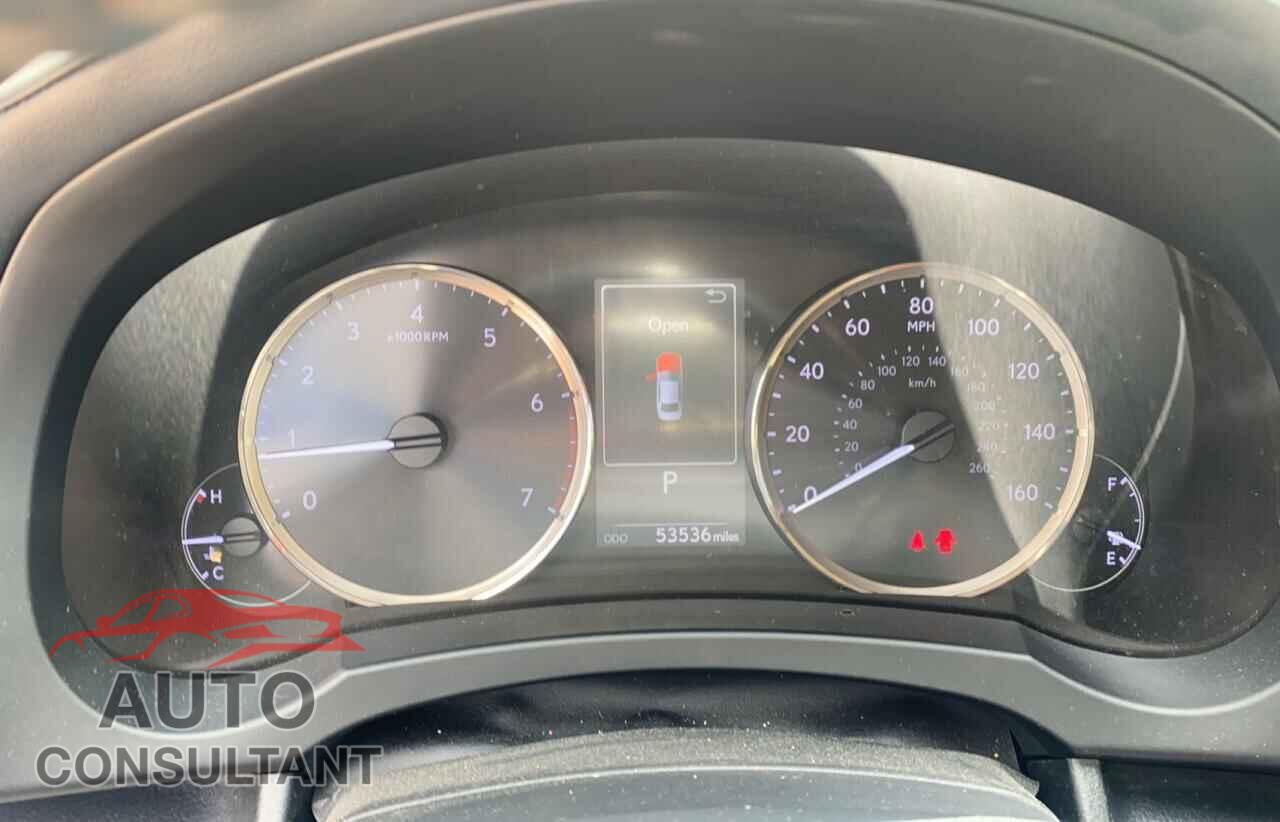 LEXUS IS 2018 - JTHBA1D22J5071145