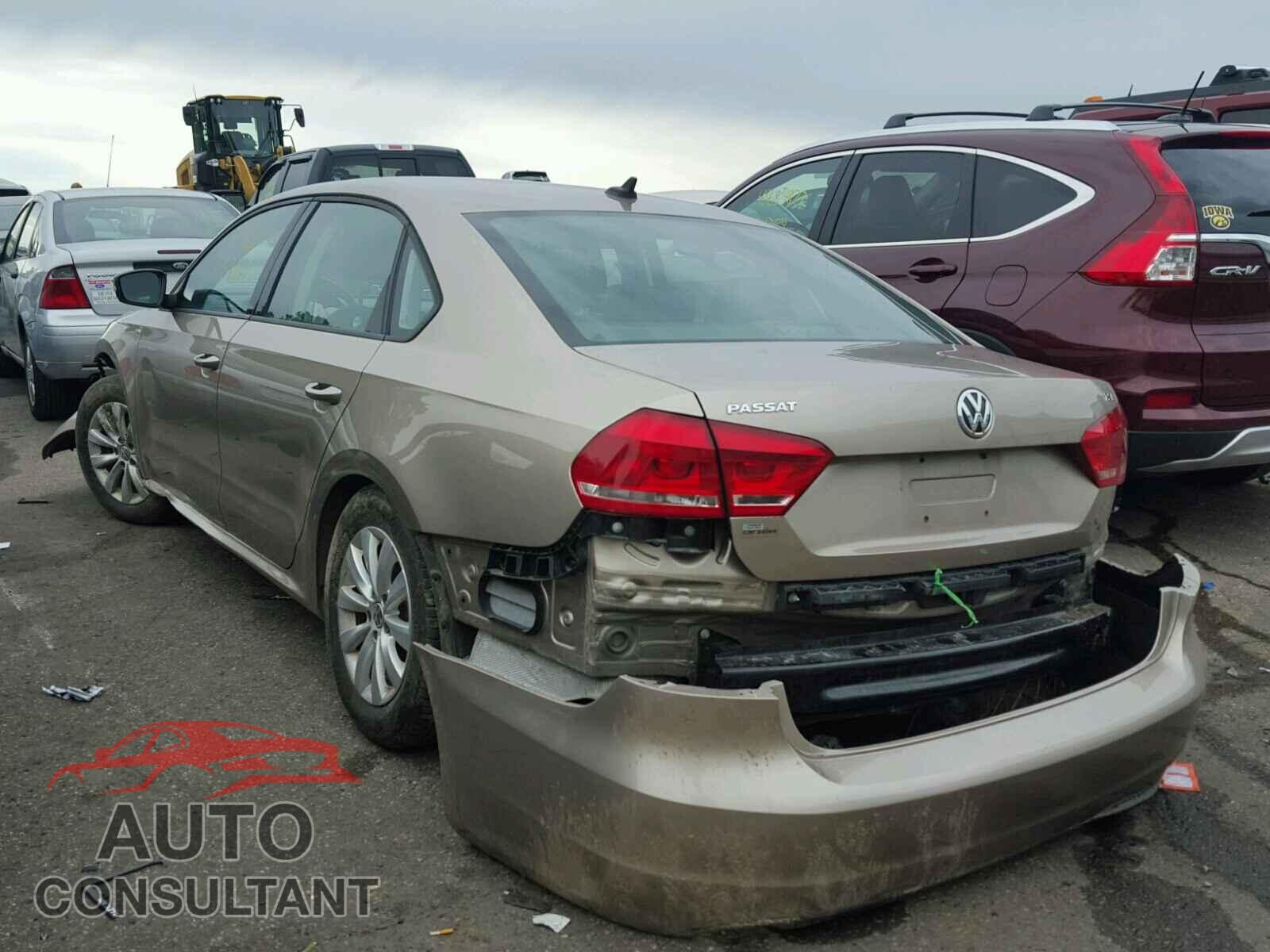 VOLKSWAGEN PASSAT 2015 - 1VWAT7A30FC016636
