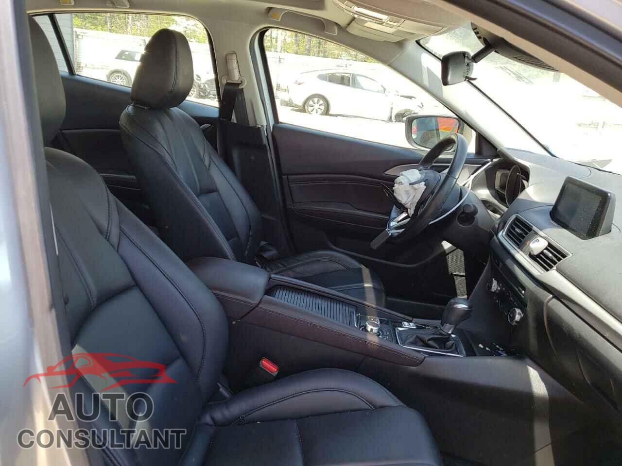 MAZDA 3 2018 - 3MZBN1V32JM213935