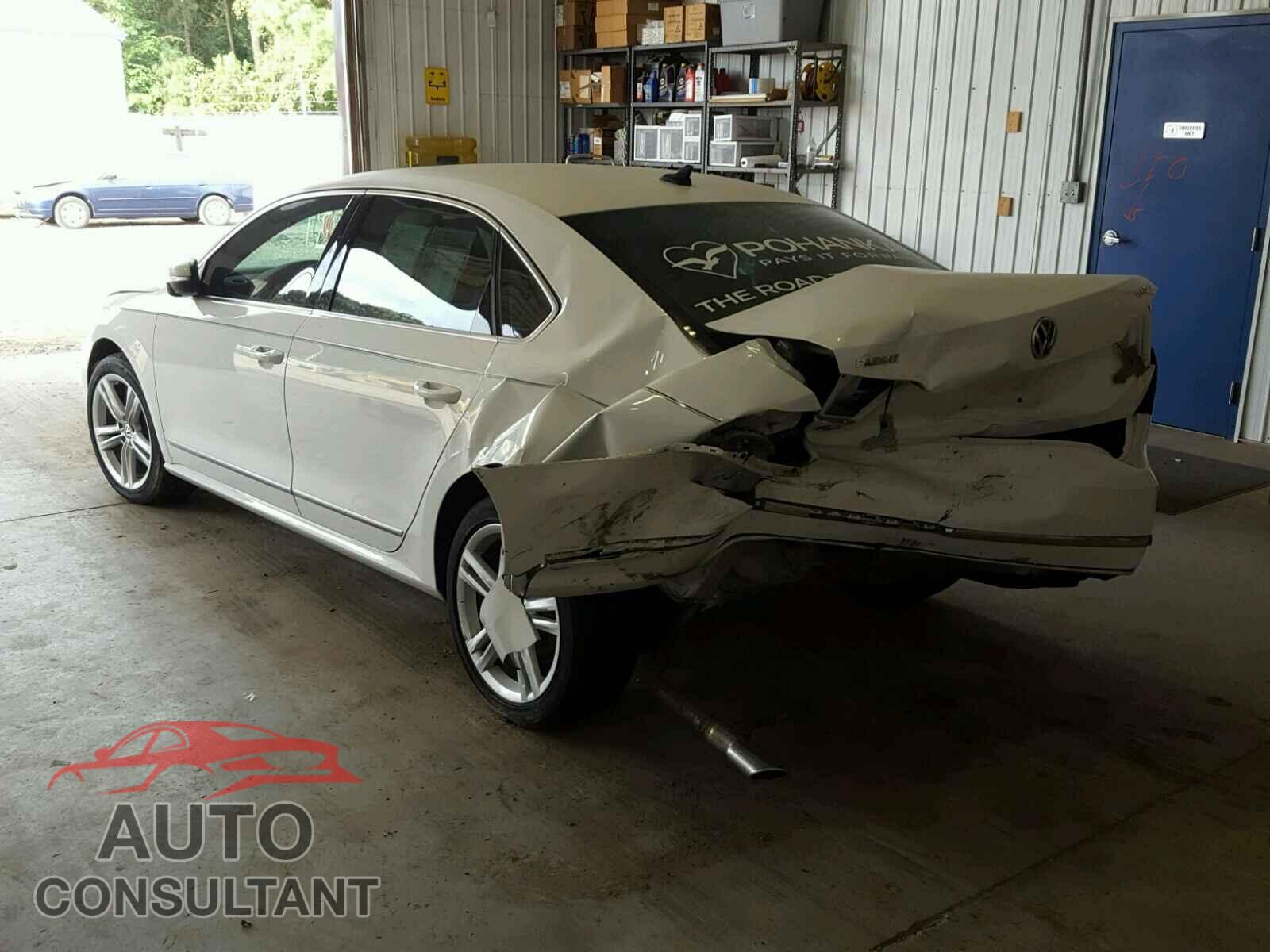VOLKSWAGEN PASSAT 2015 - 1VWCV7A37FC021822