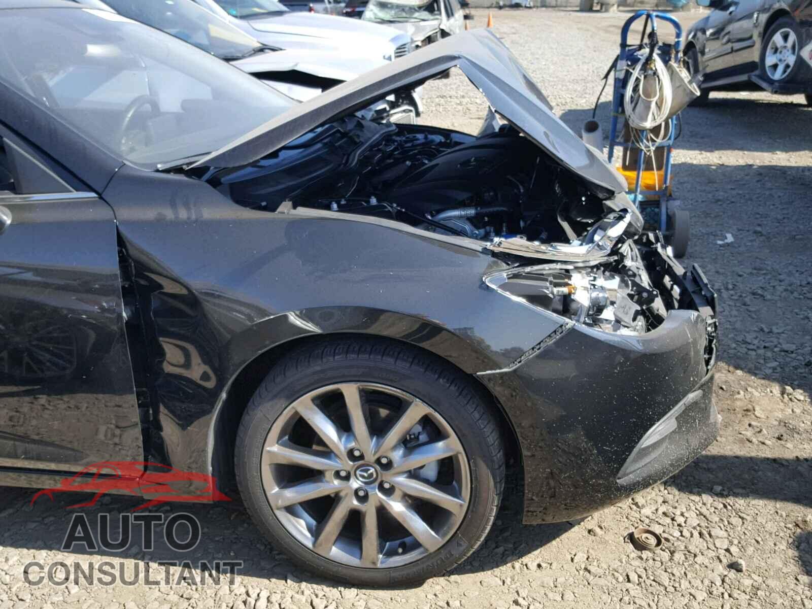 MAZDA 3 2018 - 3MZBN1V38JM201627