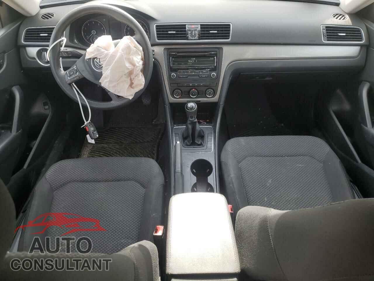 VOLKSWAGEN PASSAT 2015 - 1VWAT7A34FC009043