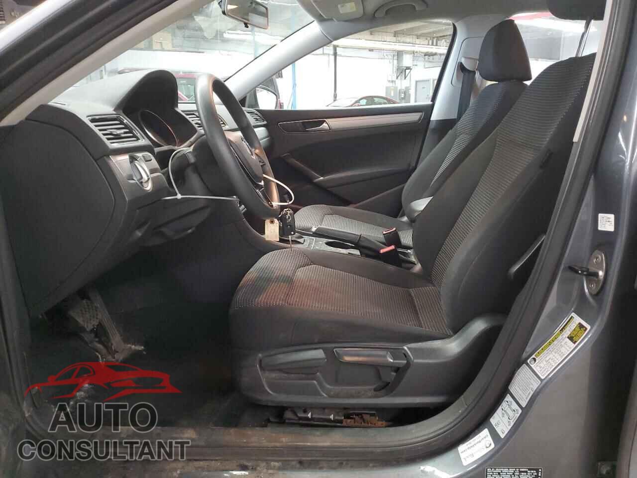 VOLKSWAGEN PASSAT 2017 - 1VWAT7A38HC006830