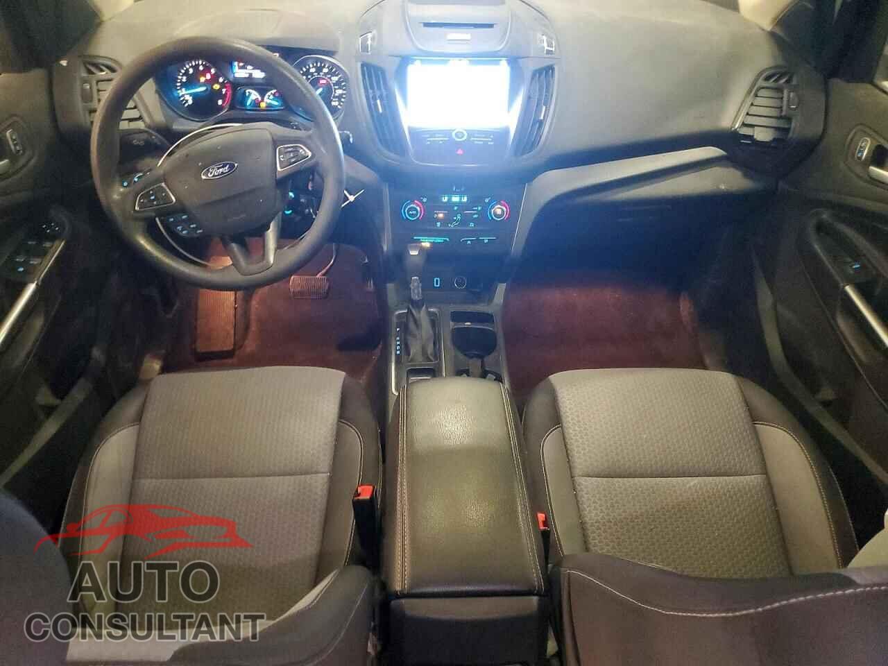 FORD ESCAPE 2017 - 1FMCU0GD7HUC37952
