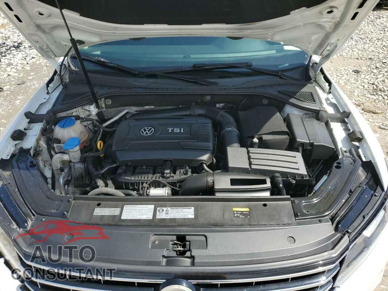 VOLKSWAGEN PASSAT 2017 - 1VWAT7A38HC007461