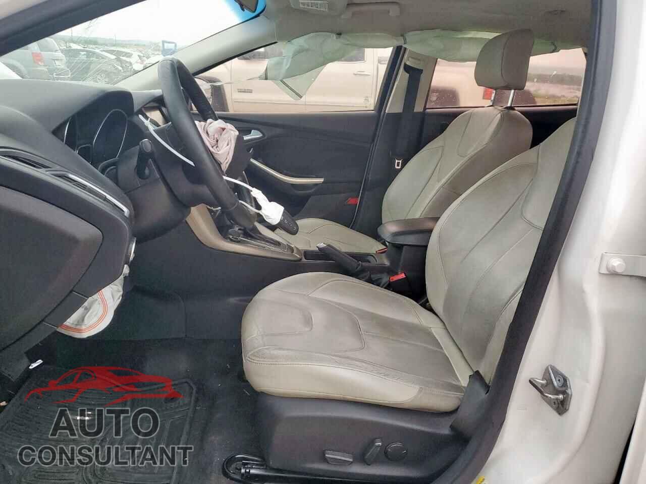 FORD FOCUS 2015 - 1FADP3N26FL305637