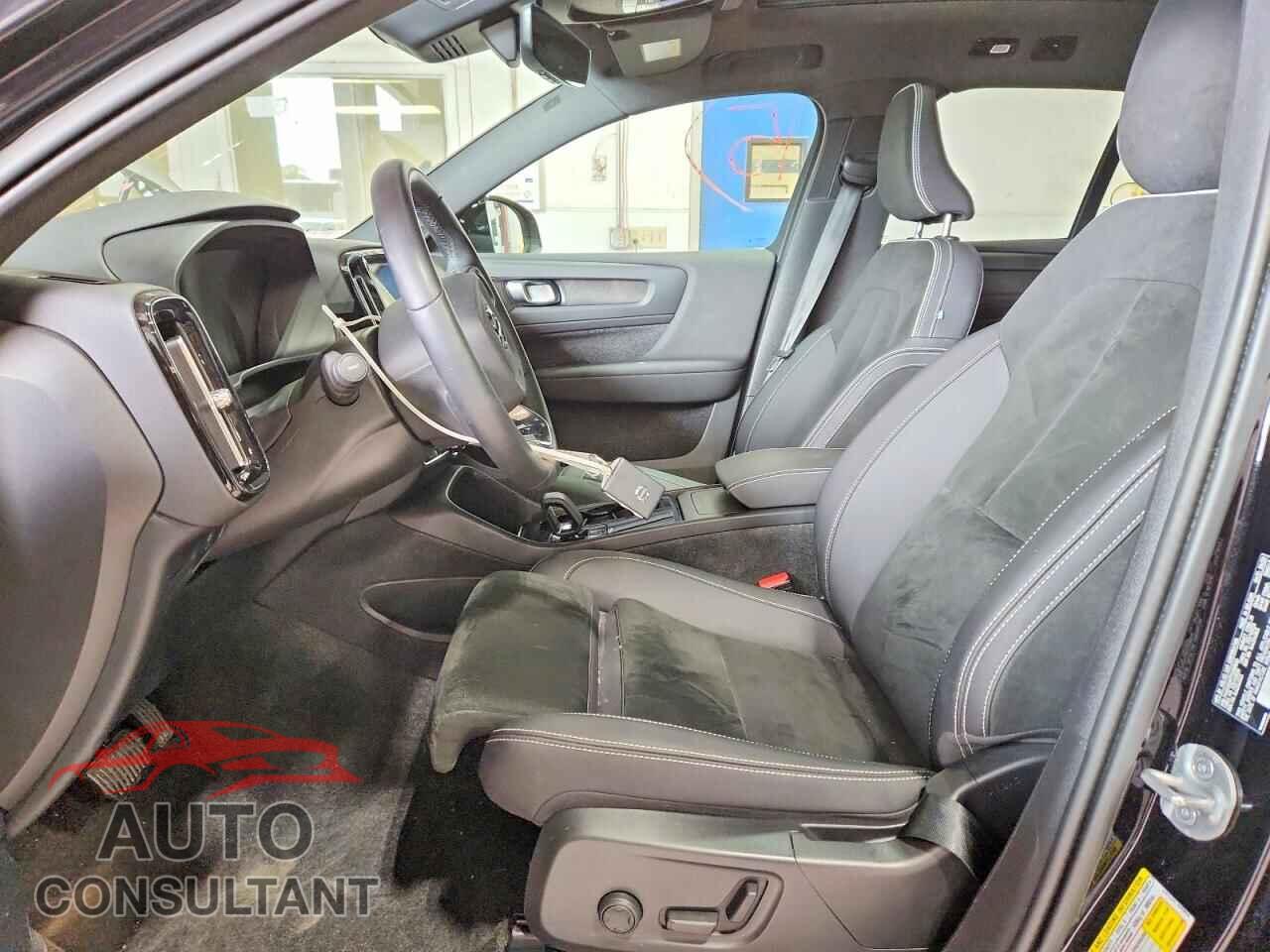 VOLVO XC40 2023 - YV4ED3UM7P2096830
