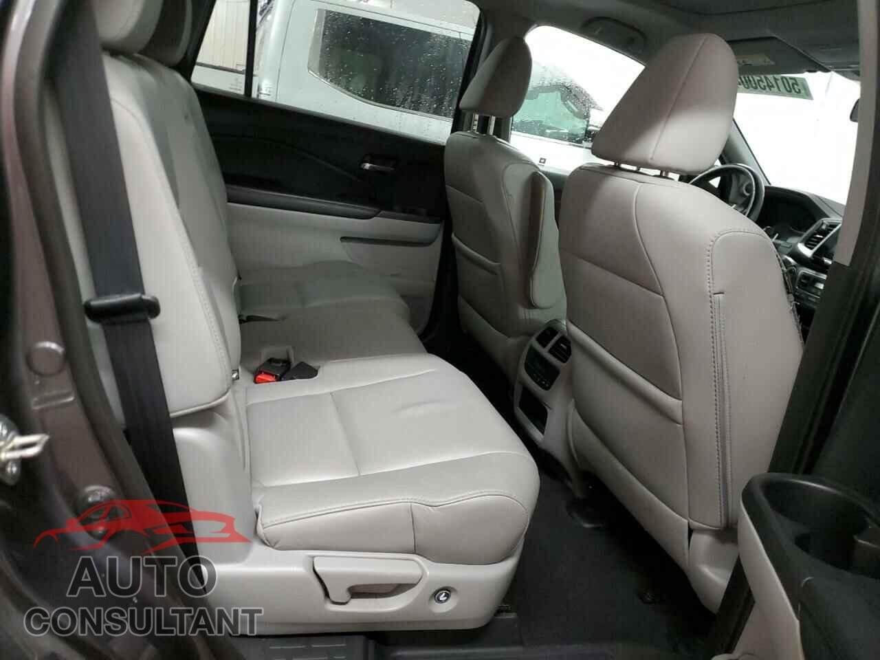 HONDA PILOT 2017 - 5FNYF6H5XHB021228