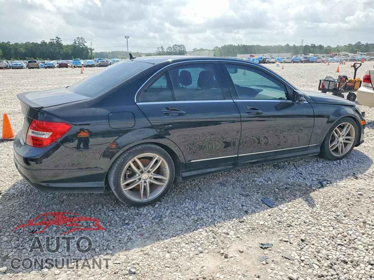 MERCEDES-BENZ C-CLASS 2013 - WDDGF4HB4DR270527