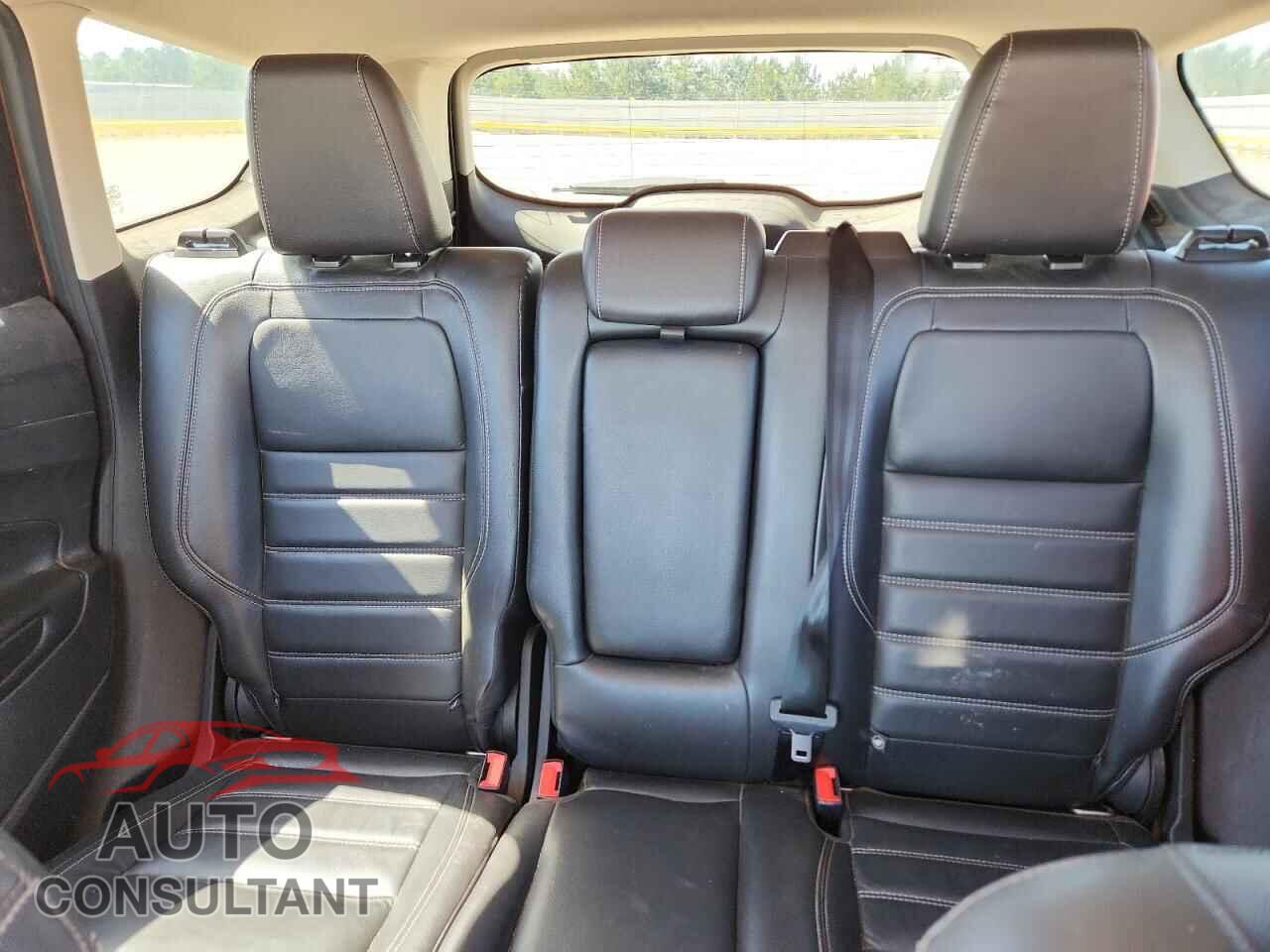 FORD ESCAPE 2017 - 1FMCU0JD2HUF05282