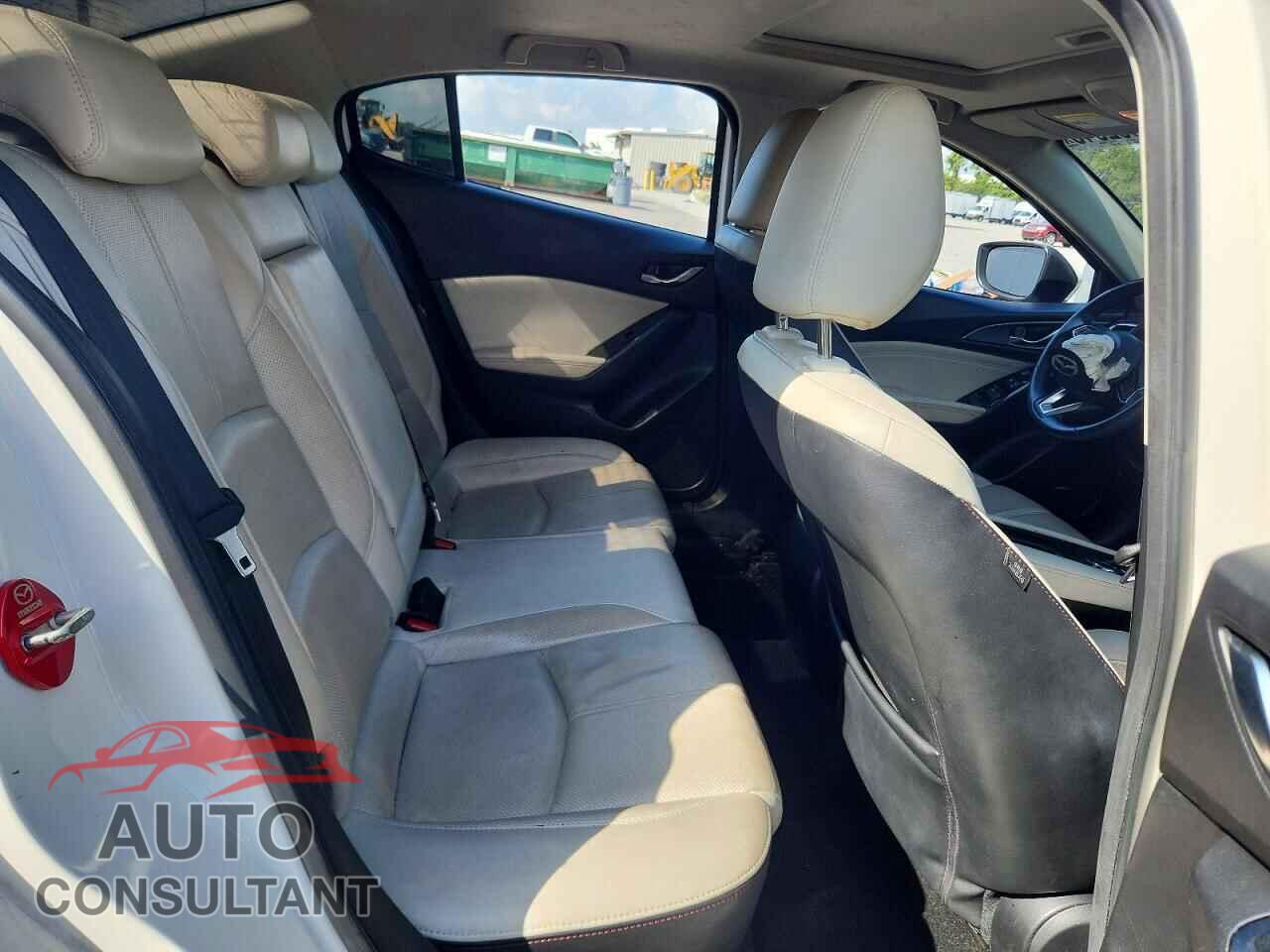MAZDA 3 2018 - 3MZBN1W30JM219182