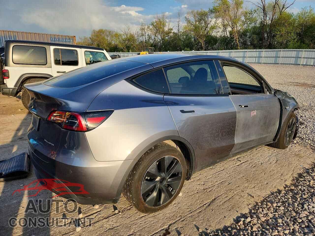 TESLA MODEL Y 2024 - 7SAYGAEE8RF129047