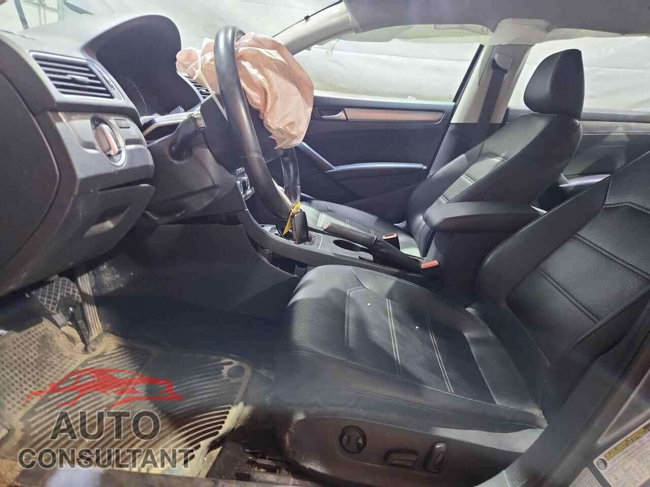 VOLKSWAGEN PASSAT 2015 - 1VWAT7A30FC119751