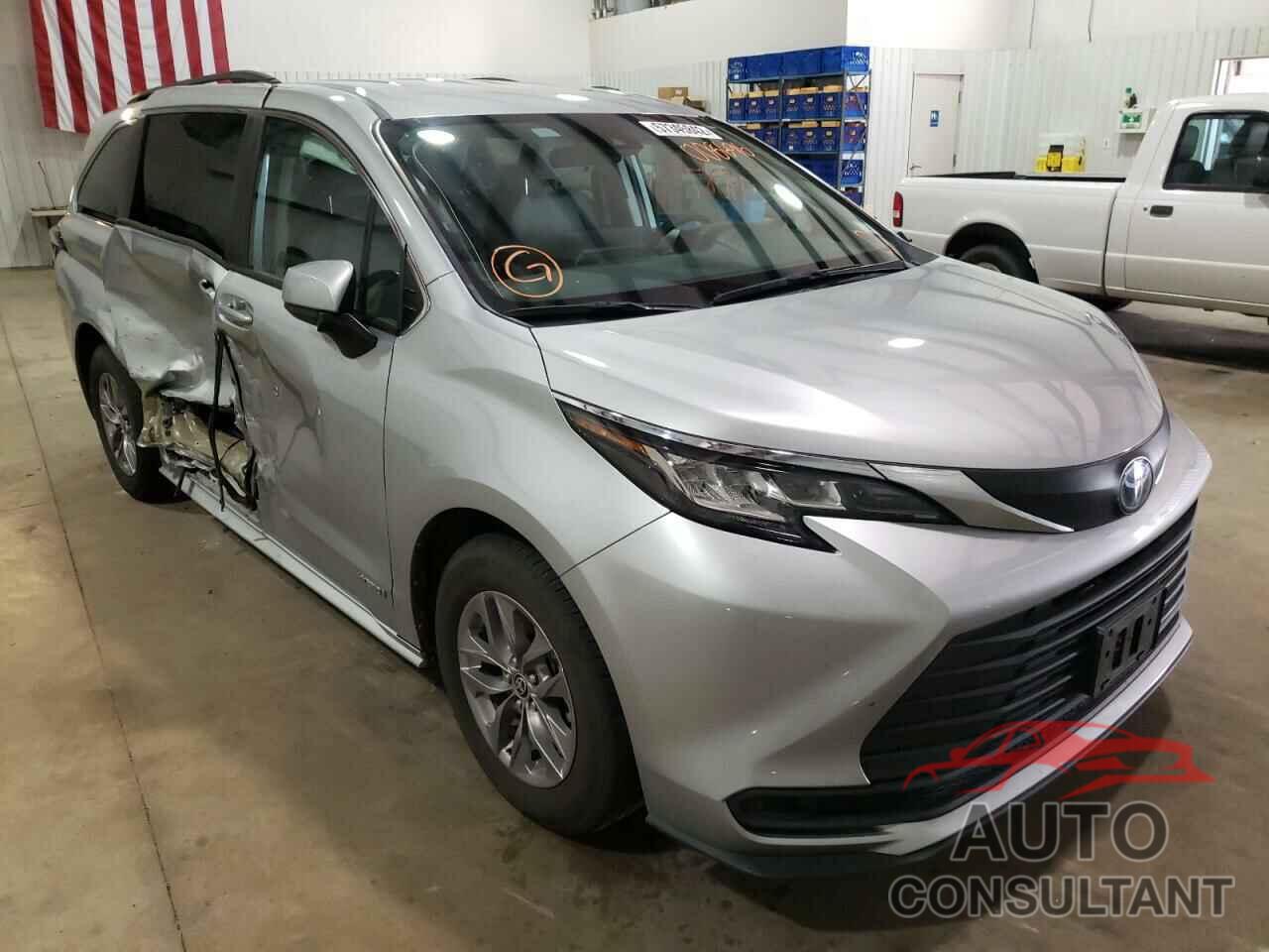 TOYOTA SIENNA 2021 - 5TDKRKEC2MS008696