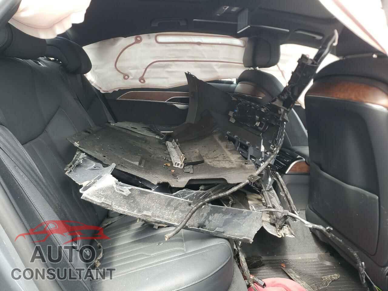 AUDI A8 2019 - WAU8DAF83KN010101